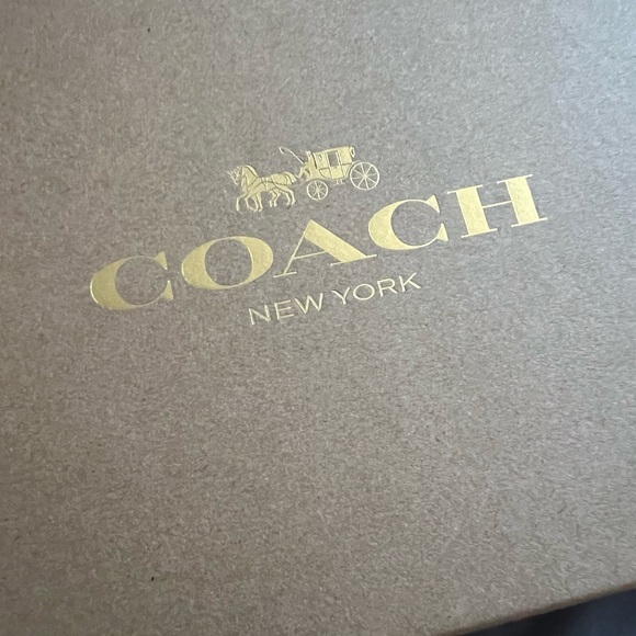 🎁 Coach Boxed Corner Zip Wristlet In Signature Leather in gold/electric red - Picture 7 of 13